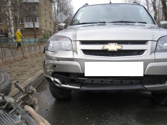 В Ухте на улице Оплеснина столкнулись Volkswagen Polo, Chevrolet Niva и мотоцикл Kawasaki